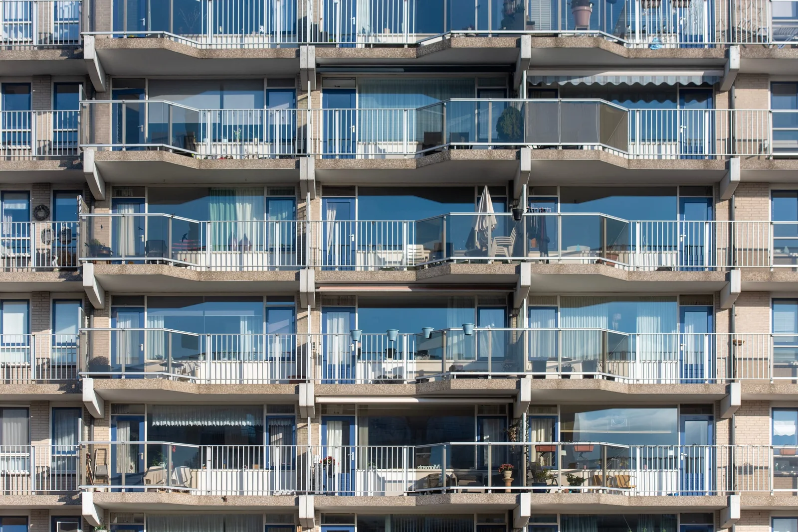Balkons van een appartementencomplex als voorbeeld van VvE-vastgoed